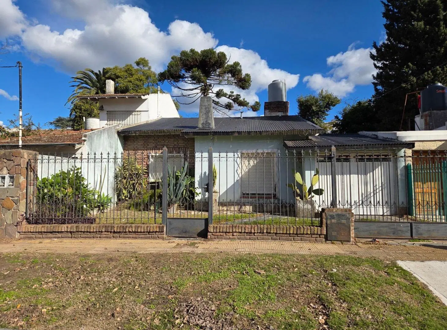CASA 3 AMBIENTES CON GALERIA PARRILLA Y AMPLIO PARQUE EN VILLA DE MAYO 2