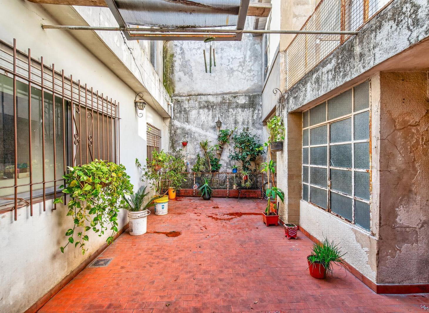 Foto de PH en venta en Flores - ideal dos familias - 5 ambientes - patio, imagen 5
