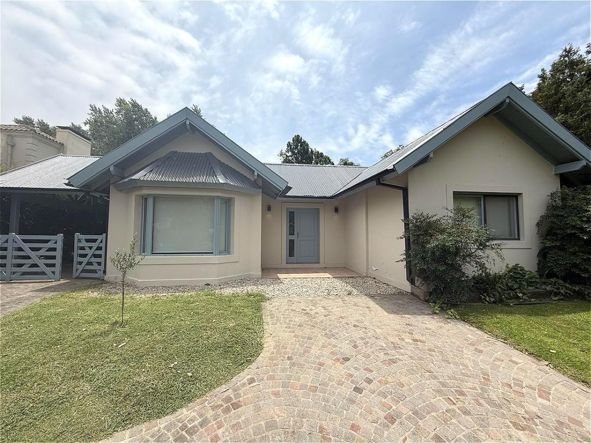 Foto de Casa en venta en Barrio Privado El Aromo 4 ambientes con Pileta - APTO, imagen 1