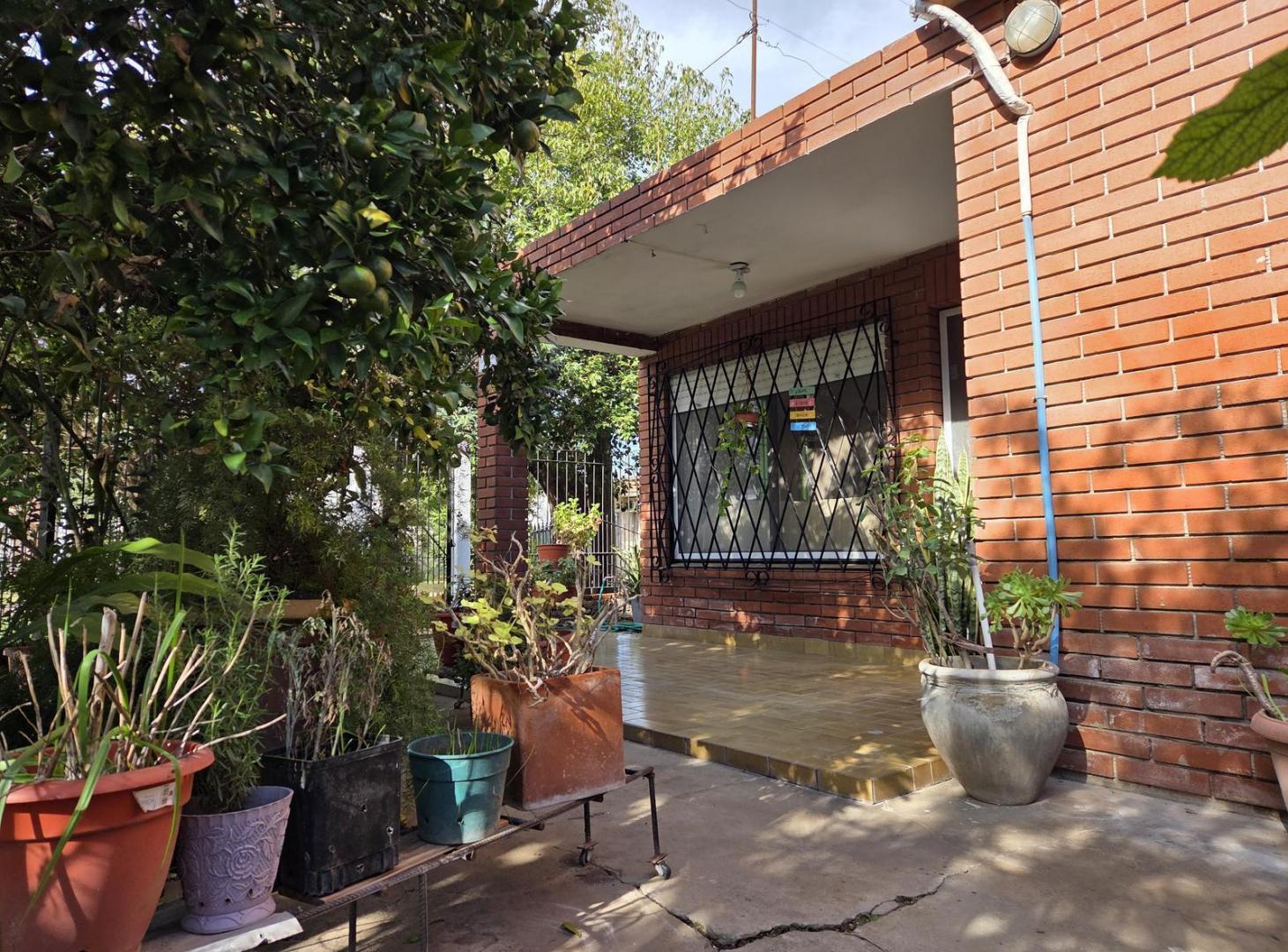 VENTA CASA 4 AMB. CON PARRILLA PATIO GARAGE Y DEPTO 3 AMB CON TERRAZA BALCÓN - APTA CRÉDITO - MORENO