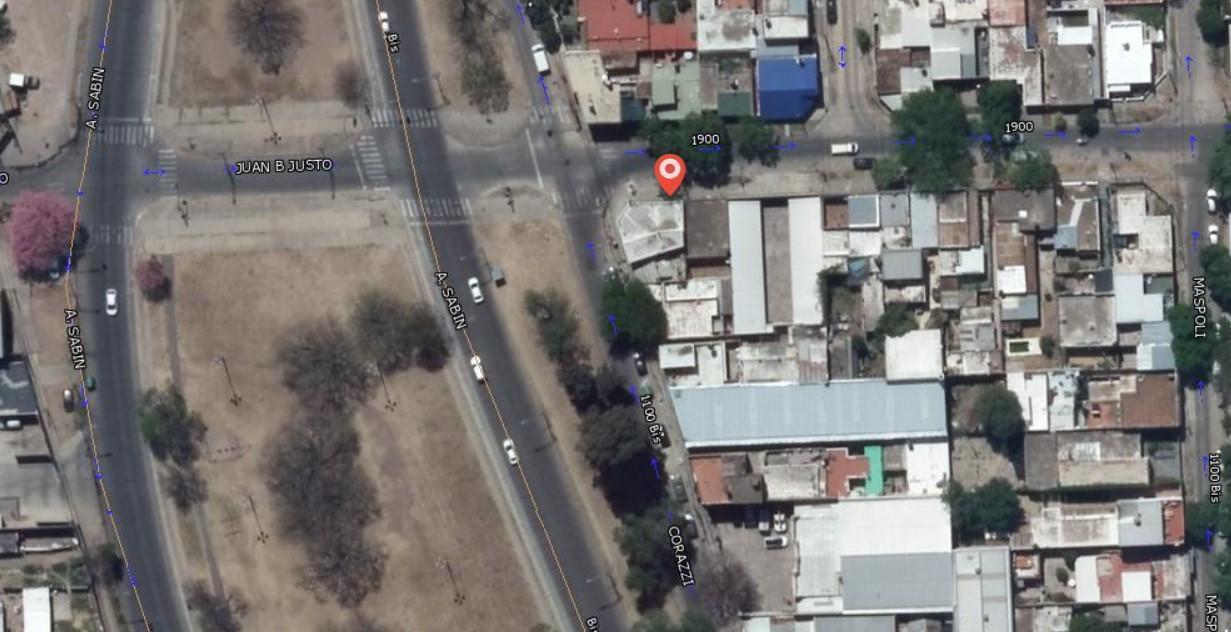 Casa en esquina, sobre avenida