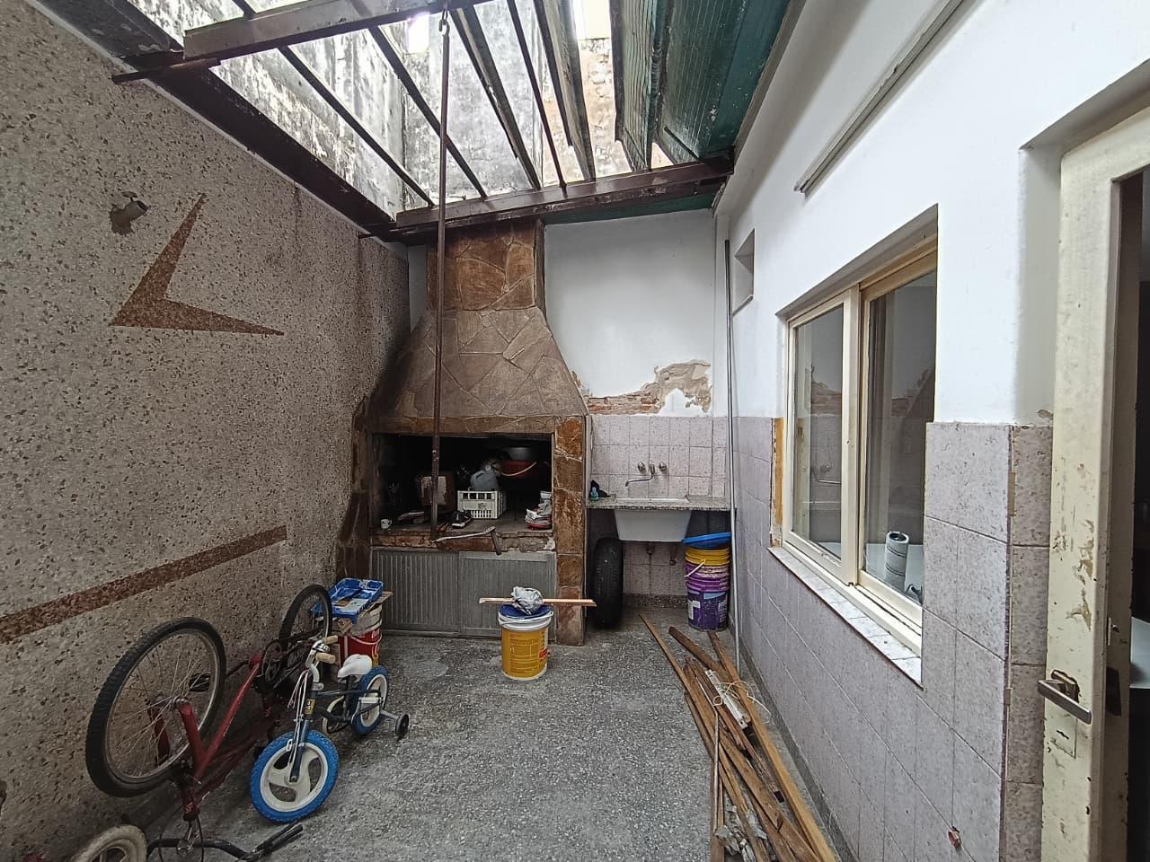 Casa de 2 Plantas, con Local y cochera