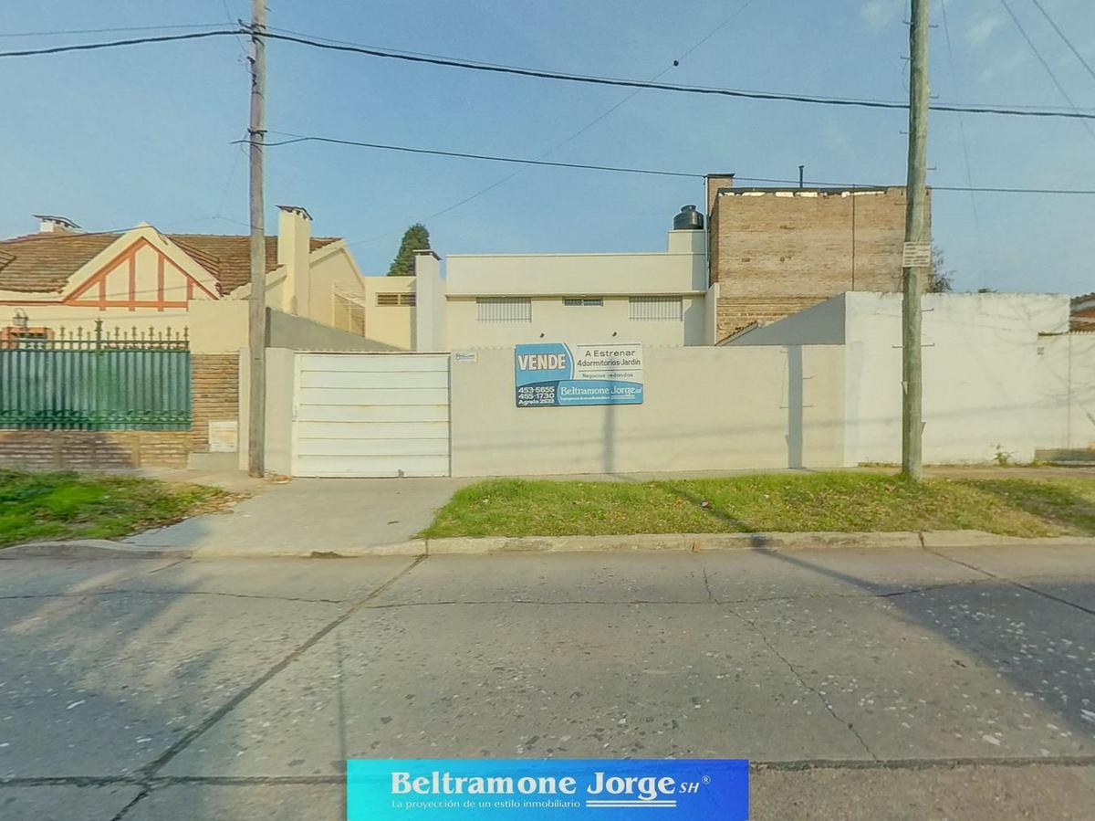 Importante casa a estrenar en venta de 4 dormitorios jardín. Con salida a 2 calles.