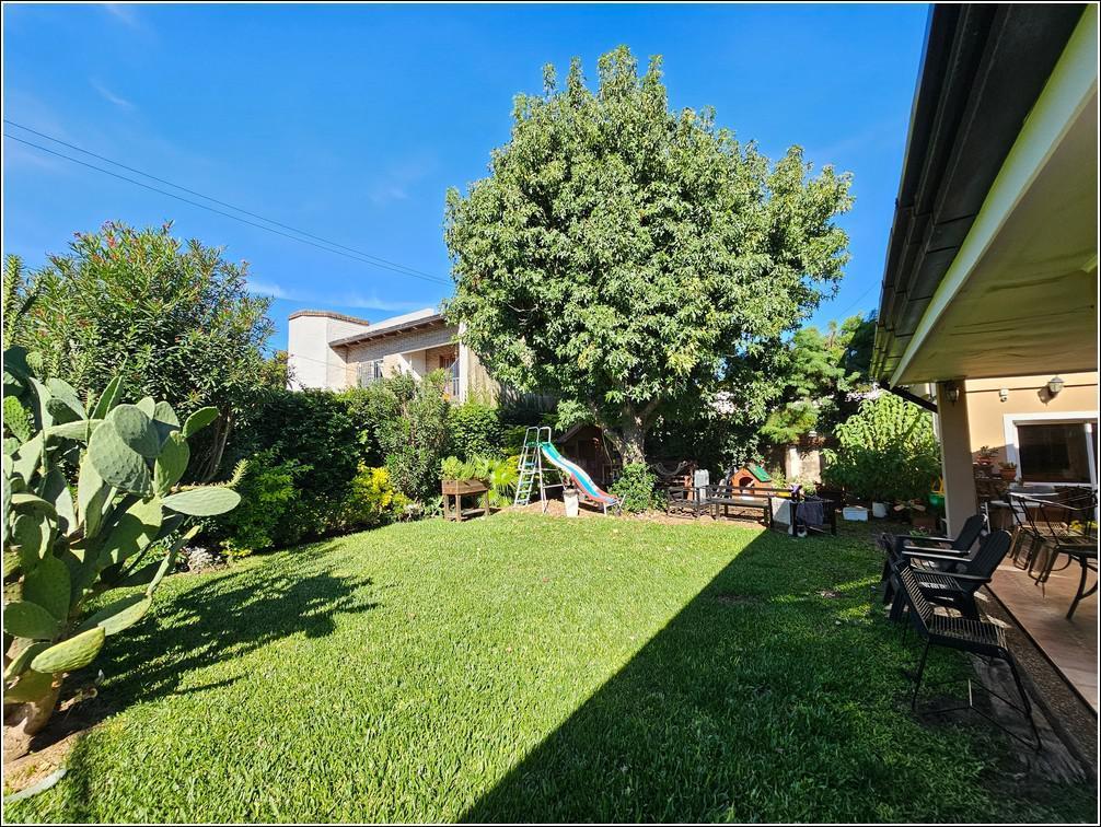 Espectacular Casa en Venta de 2 Dorm. en La Florida con Gran Terreno, Pileta y Quincho 5