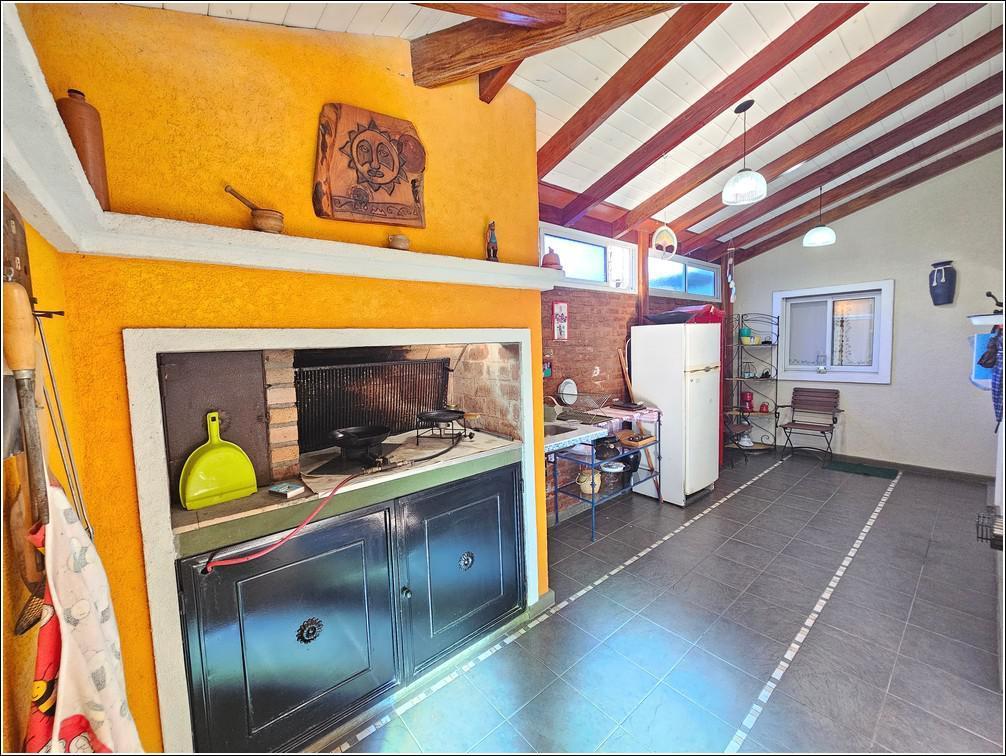 Casa en Venta de 2 Dorm. con Piscina, Quincho y Jardín. Impecable Estado. Zona Boating Granade 3