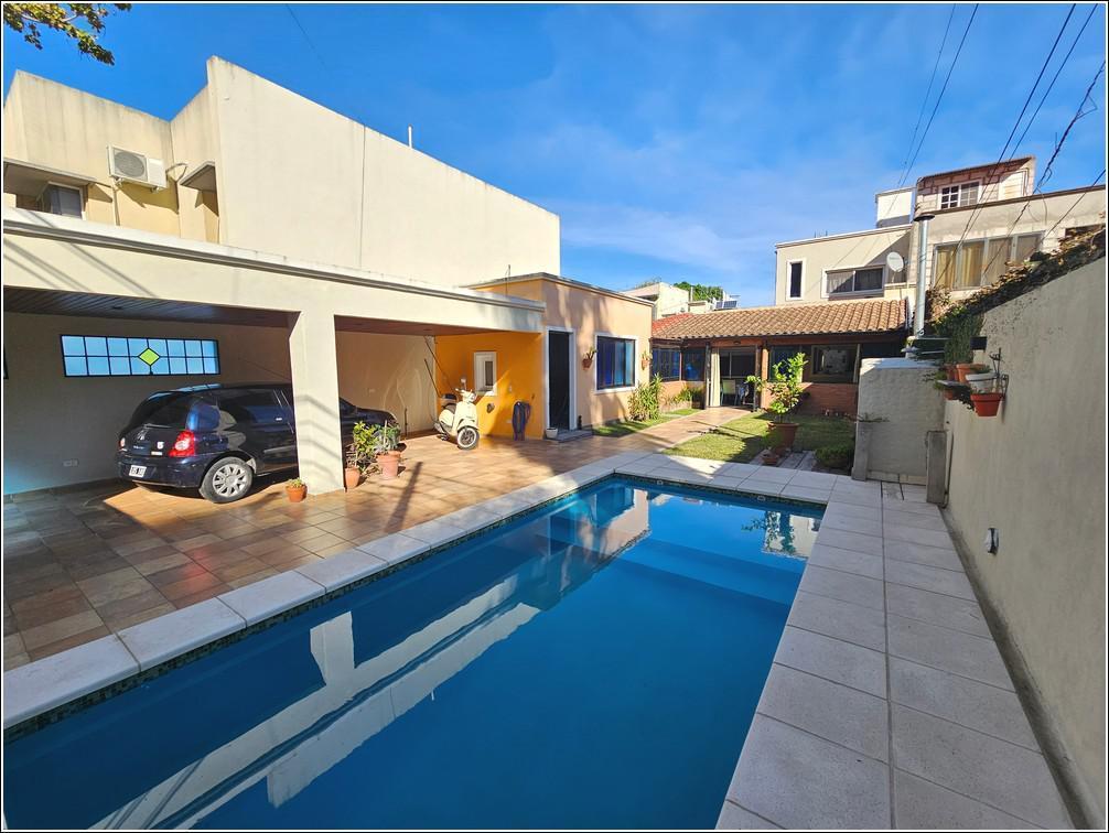 Casa en Venta de 2 Dorm. con Piscina, Quincho y Jardín. Impecable Estado. Zona Boating Granade 4