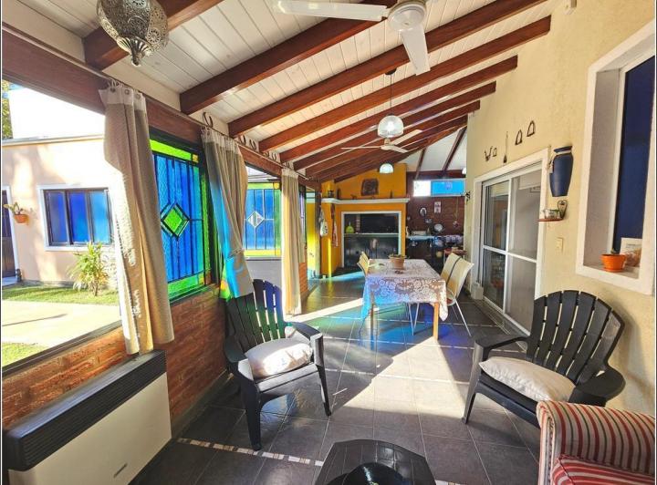 Casa en venta de 2 dormitorios con piscina, quincho y jardín. Impecable estado. Zona Boating Granade 4