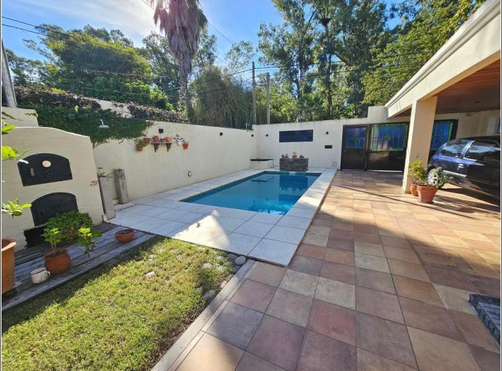 Casa en venta de 2 dormitorios con piscina, quincho y jardín. Impecable estado. Zona Boating Granade 1