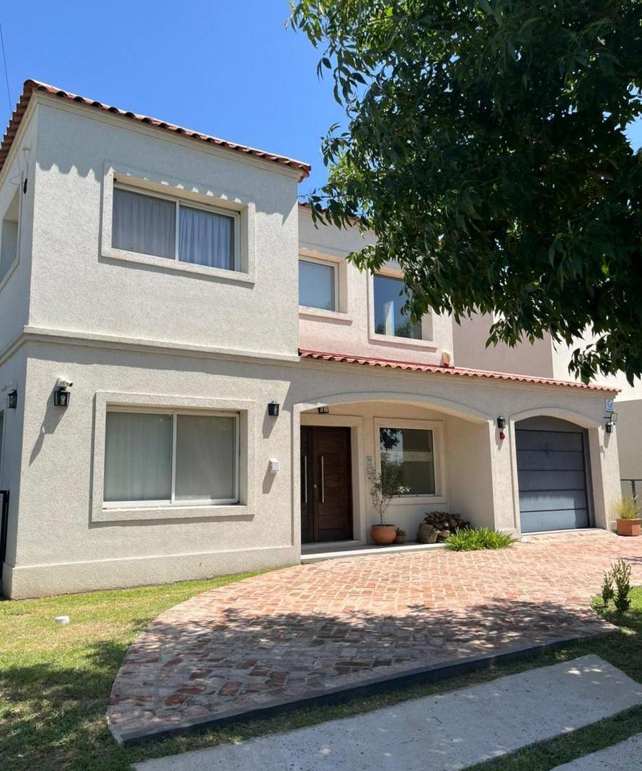 Casa en venta en Barrio cerrado Las Casuarinas - Ibarlucea. 3 dormitorios, jardín, piscina.