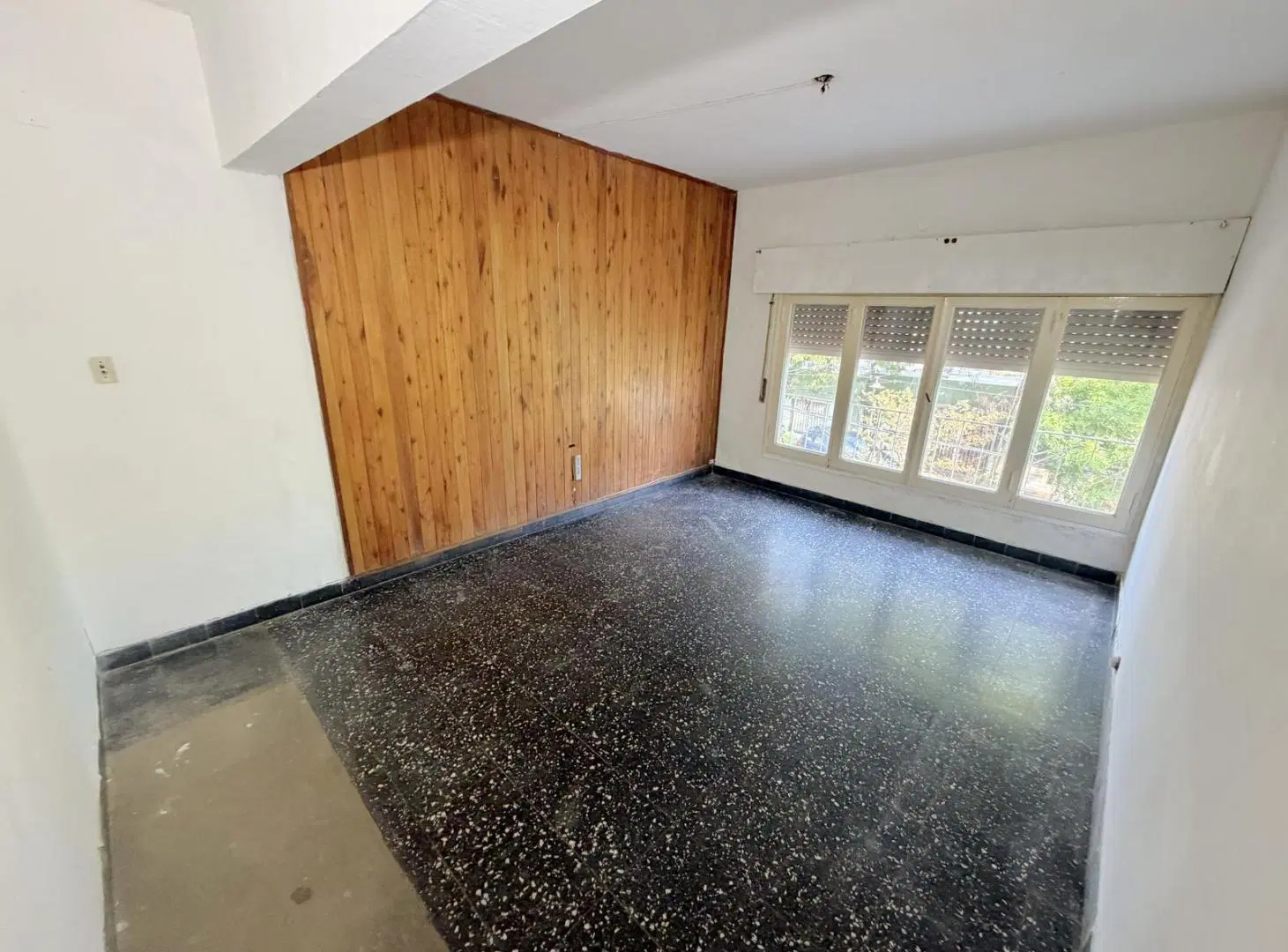 Casa en planta alta en venta. Alberdi Río. 3 dormitorios. Patio, parrilla 3