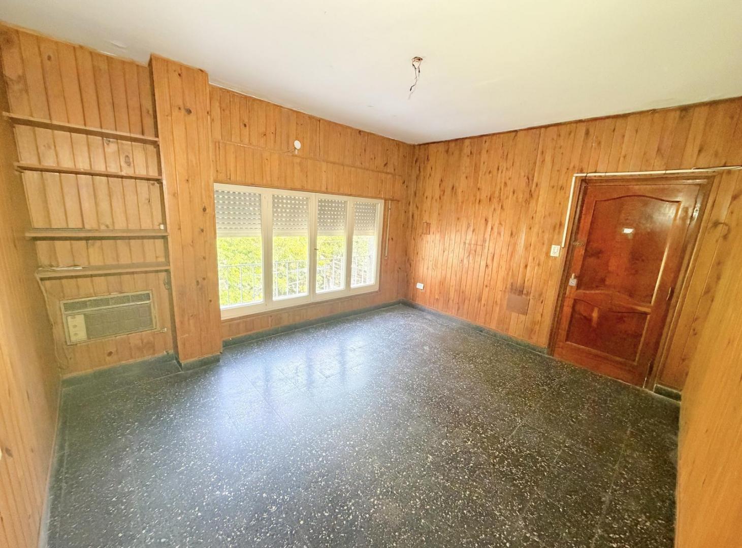 Casa en planta alta en venta. Alberdi Río. 3 dormitorios. Patio, parrilla