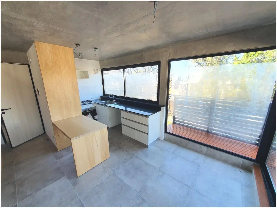 Departamento tipo duplex en alquiler de 2 dormitorios con chochera en Barrio La Florida. 2