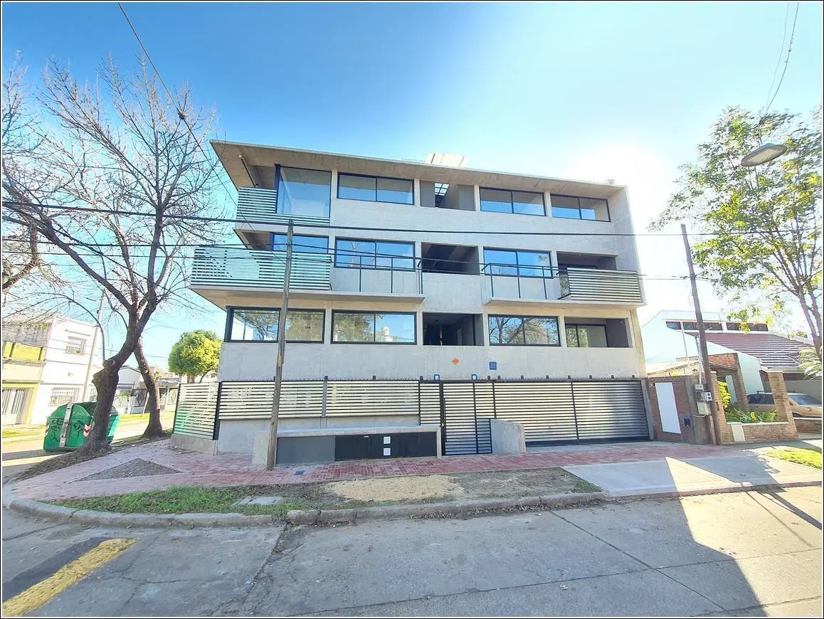 Departamento tipo duplex en alquiler de 2 dormitorios con chochera en Barrio La Florida. 3