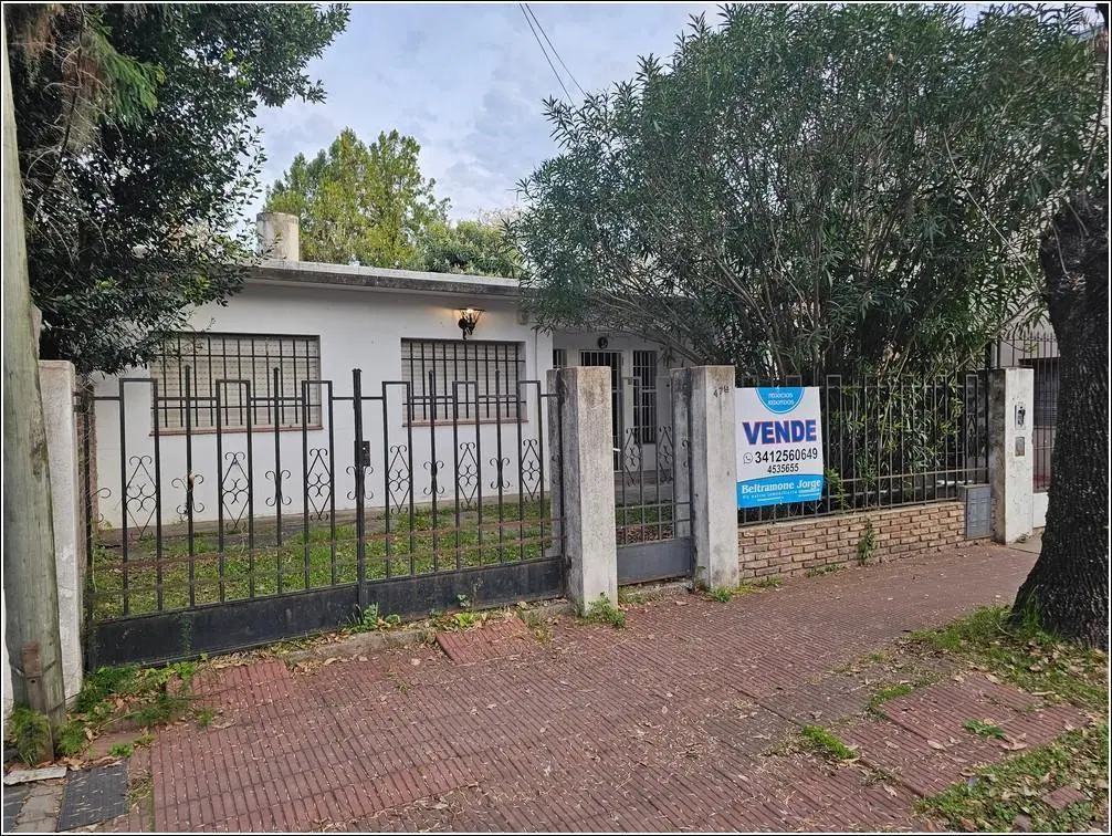 Casa en venta de 3 dormitorios con patio y jardín. A reciclar 1