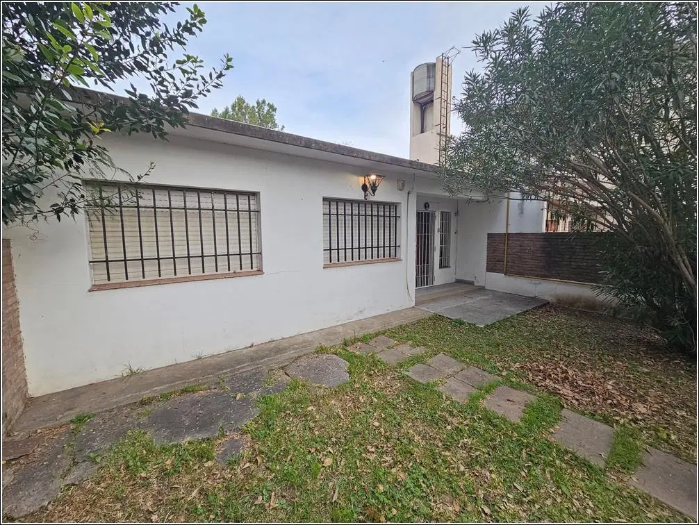Casa en venta de 3 dormitorios con patio y jardín. A reciclar 3