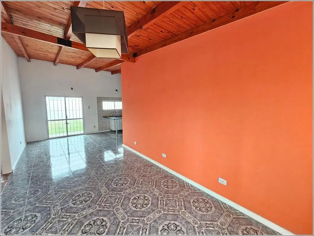 Casa en alquiler de 2 dormitorios con jardín y cochera. Barrio Parque Habitacional Ibarlucea. 2