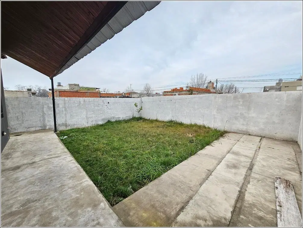 Casa en alquiler de 2 dormitorios con jardín y cochera. Barrio Parque Habitacional Ibarlucea. 5