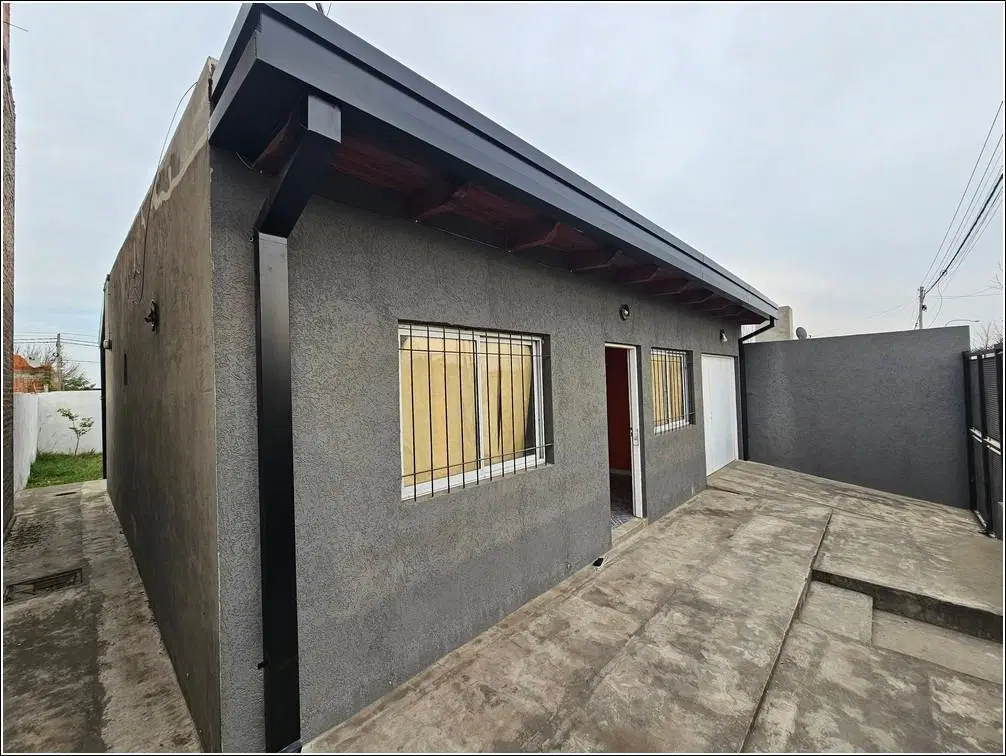 Casa en alquiler de 2 dormitorios con jardín y cochera. Barrio Parque Habitacional Ibarlucea. 3