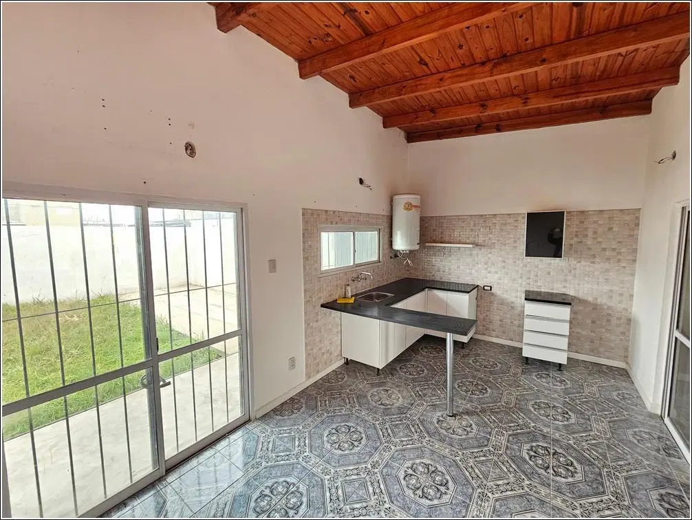 Casa en alquiler de 2 dormitorios con jardín y cochera. Barrio Parque Habitacional Ibarlucea. 4