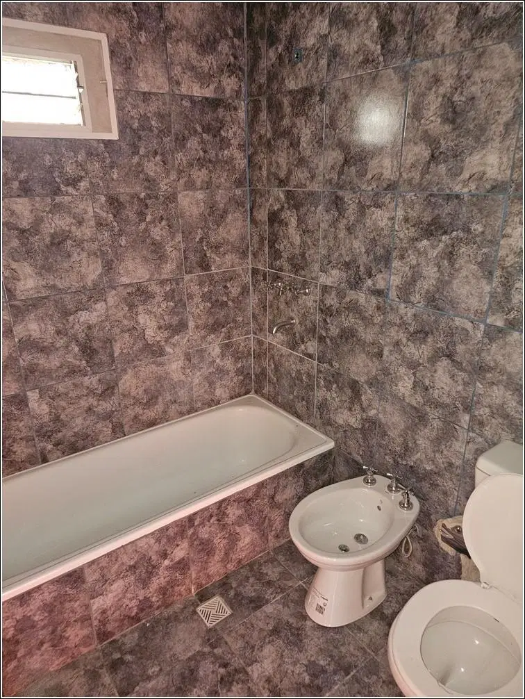 Casa en alquiler de 2 dormitorios con jardín y cochera. Barrio Parque Habitacional Ibarlucea. 8
