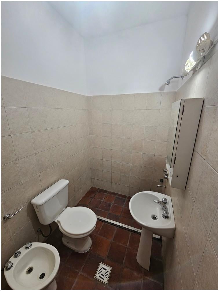 Foto de Excelente Local Comercial en alquiler al Frente a metros de Bv, imagen 3