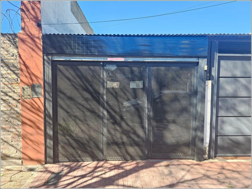Foto de Excelente Local Comercial en alquiler al Frente a metros de Bv, imagen 1