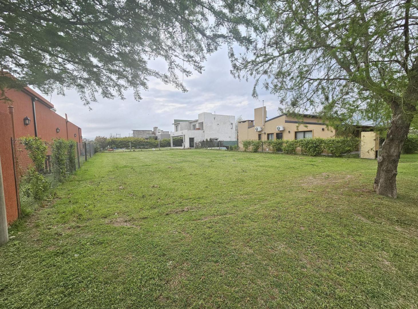 Foto de Terreno en venta en Barrio Las Casuarinas sobre el Bv. Principal., imagen 3