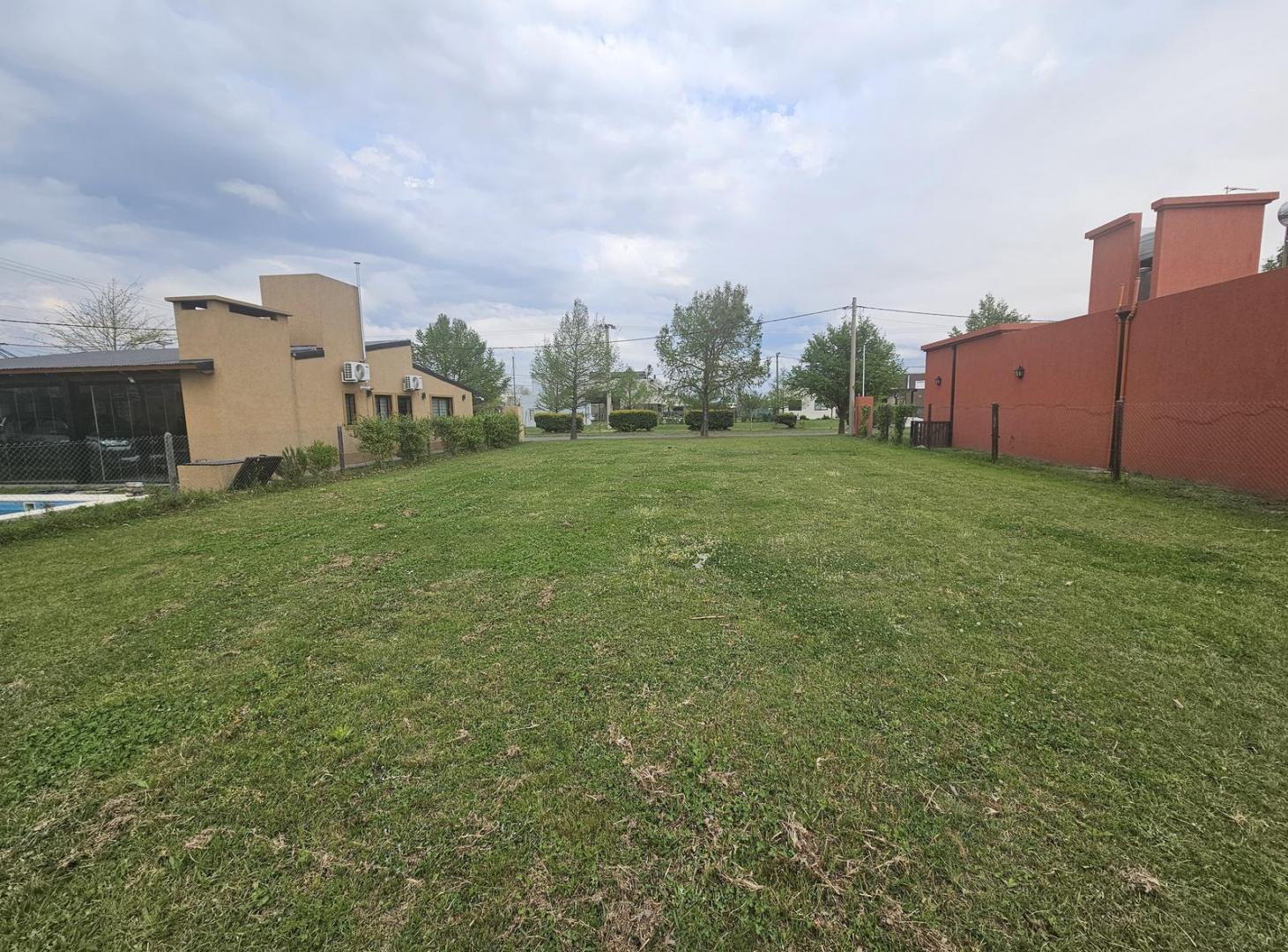 Foto de Terreno en venta en Barrio Las Casuarinas sobre el Bv. Principal., imagen 4