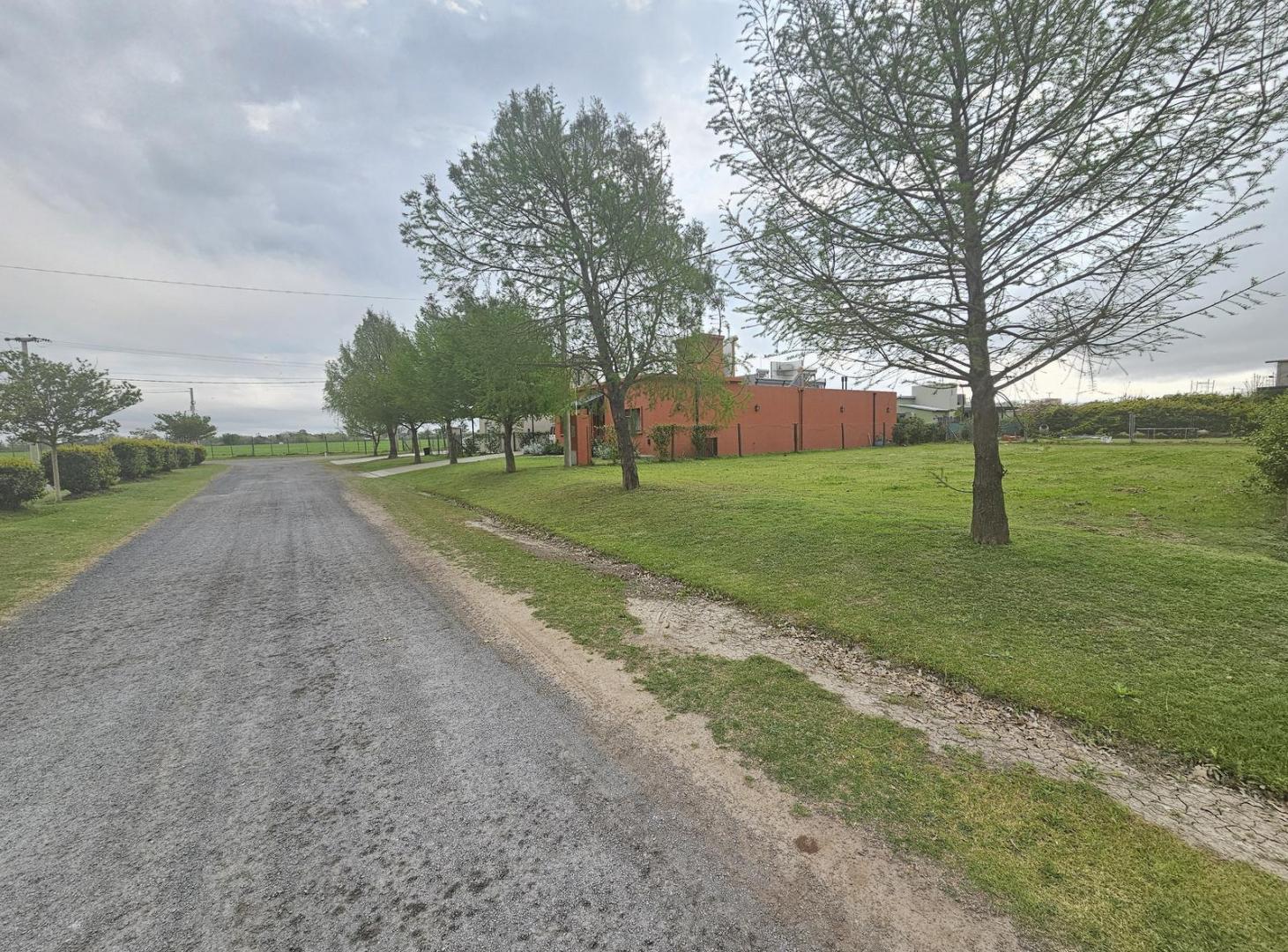 Foto de Terreno en venta en Barrio Las Casuarinas sobre el Bv. Principal., imagen 2