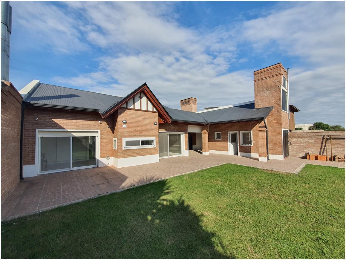 Foto de Hermoso chalet Alquiler de 3 dormitorios en Cantegril - Barrio Semi, imagen 1