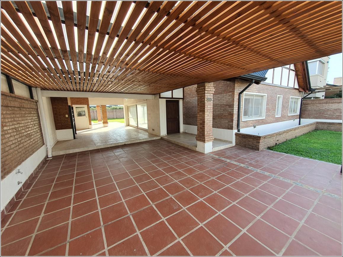 Foto de Hermoso chalet Alquiler de 3 dormitorios en Cantegril - Barrio Semi, imagen 3