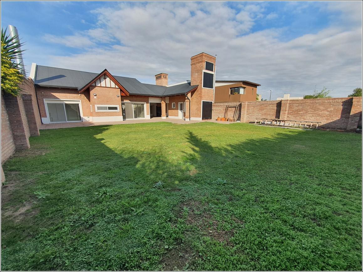 Foto de Hermoso chalet Alquiler de 3 dormitorios en Cantegril - Barrio Semi, imagen 2