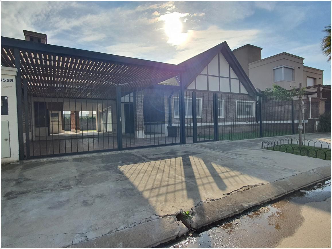 Foto de Hermoso chalet Alquiler de 3 dormitorios en Cantegril - Barrio Semi, imagen 5