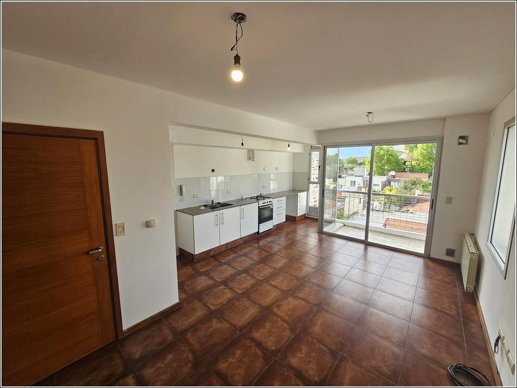 Foto de Departamento en alquiler un dormitorio al frente con cochera. Excelente, imagen 3