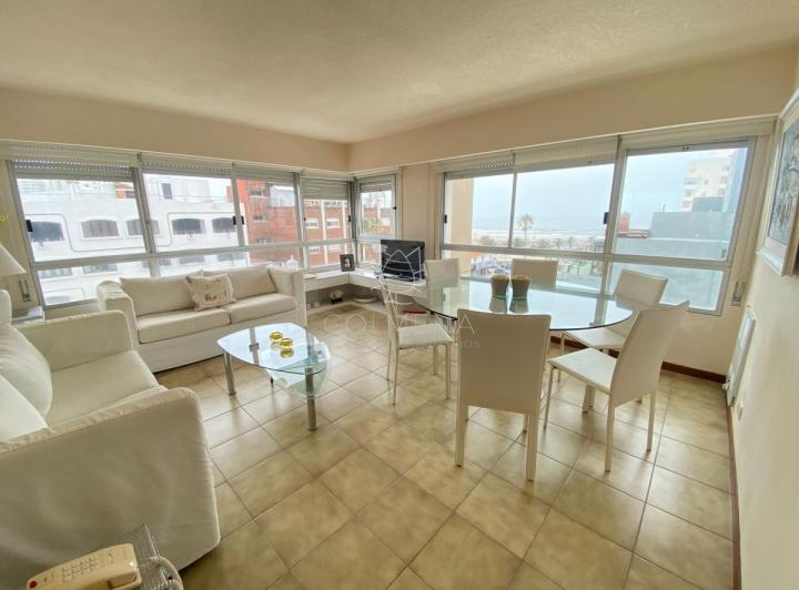 Apto de 2 dormitorios 2 baños, en la entrada de Punta del Este, Parada 1 mansa el edificio cuenta co