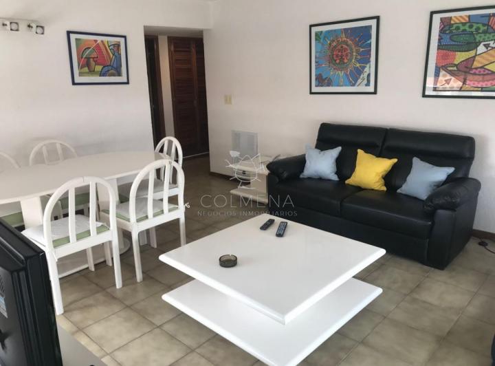 Apto de 2 dormitorios 1 baño con vista a la mansa, el edificio cuenta con servico de playa.