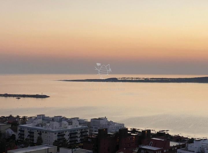 Apto de 2 dormitorios 2 baños con una vista excelente a playa mansa y Brava