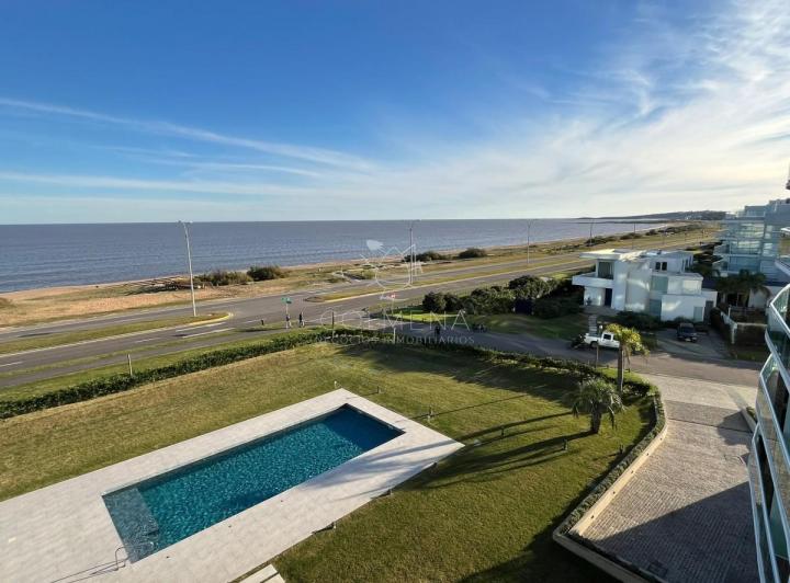 Apartamento en playa mansa con vista frente al mar.