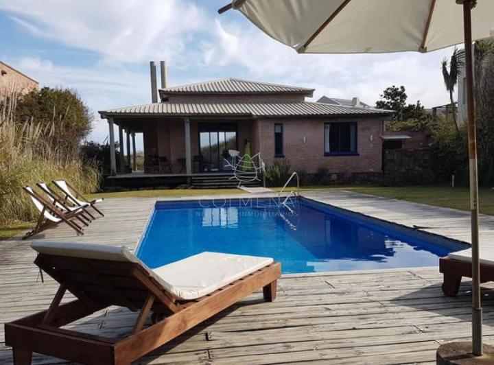 consulte muy linda casa a metros del mar!