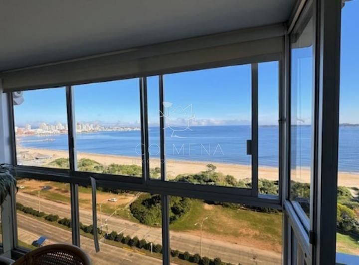 Apartamento con excelente vista plena frente a playa mansa