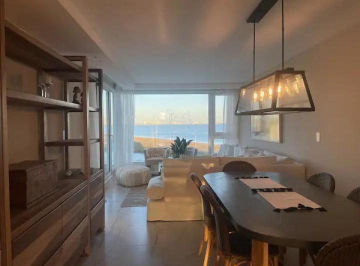 Foto de Vende apartamento con vista al mar de 3 suites, en Mansa- Punta del, imagen 2