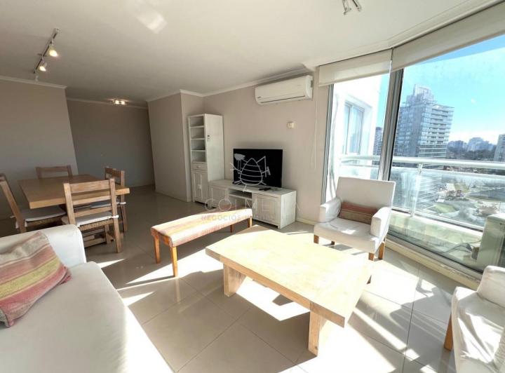apartamento en venta de 3 dormitorios 3 baños, zona shopping, punta del este