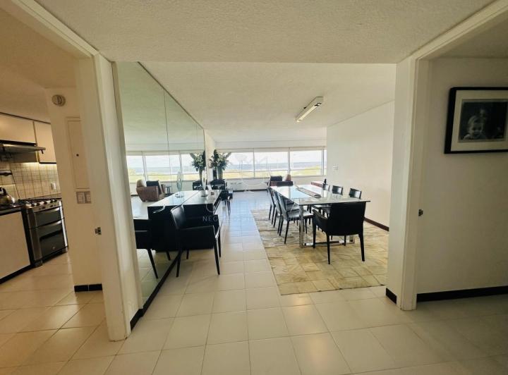 Apartamento de 3 dormitorios y dependencia de servicio en Punta del Este 1