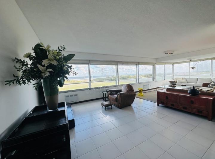 Apartamento de 3 dormitorios y dependencia de servicio en Punta del Este 3