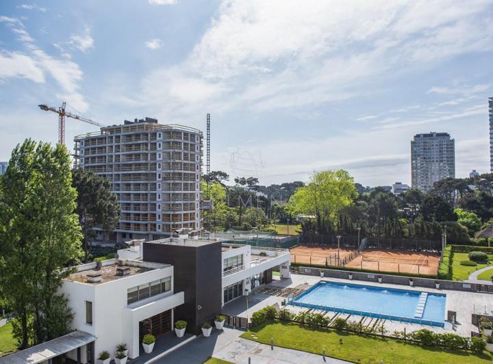 Departamento de 1 y medio dormitorio en venta a pasos de Playa Brava 1
