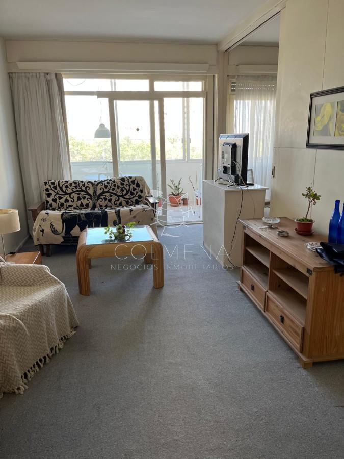 Apartamento en parada 4 de la mansa en edificio ubicado frente a la mansa.