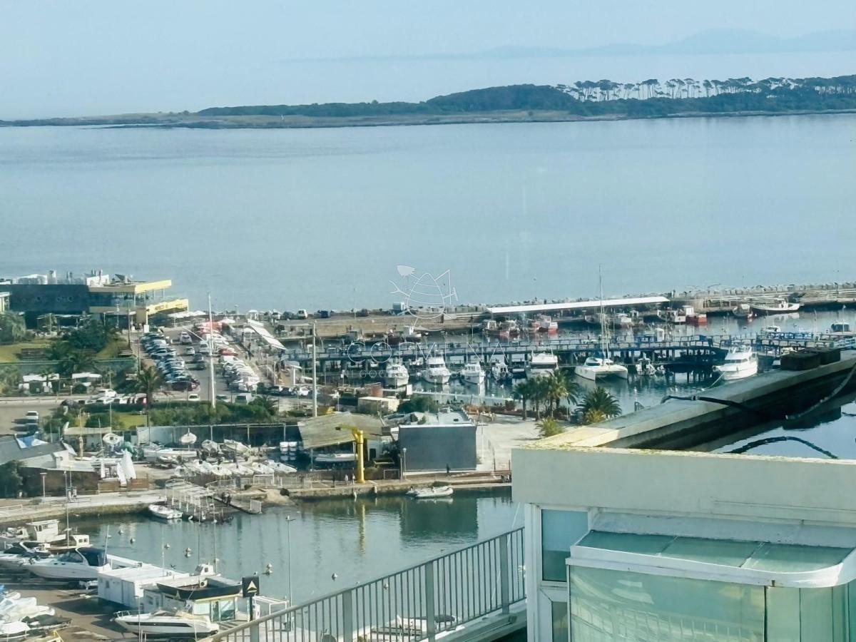 Excelente apto en alquiler con vista al puerto