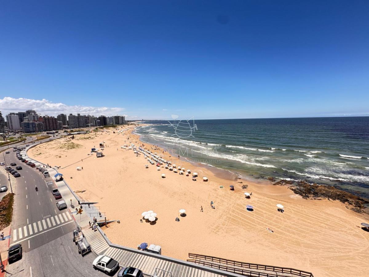 Apartamento en de 1 dormitorio frente a playa Brava.