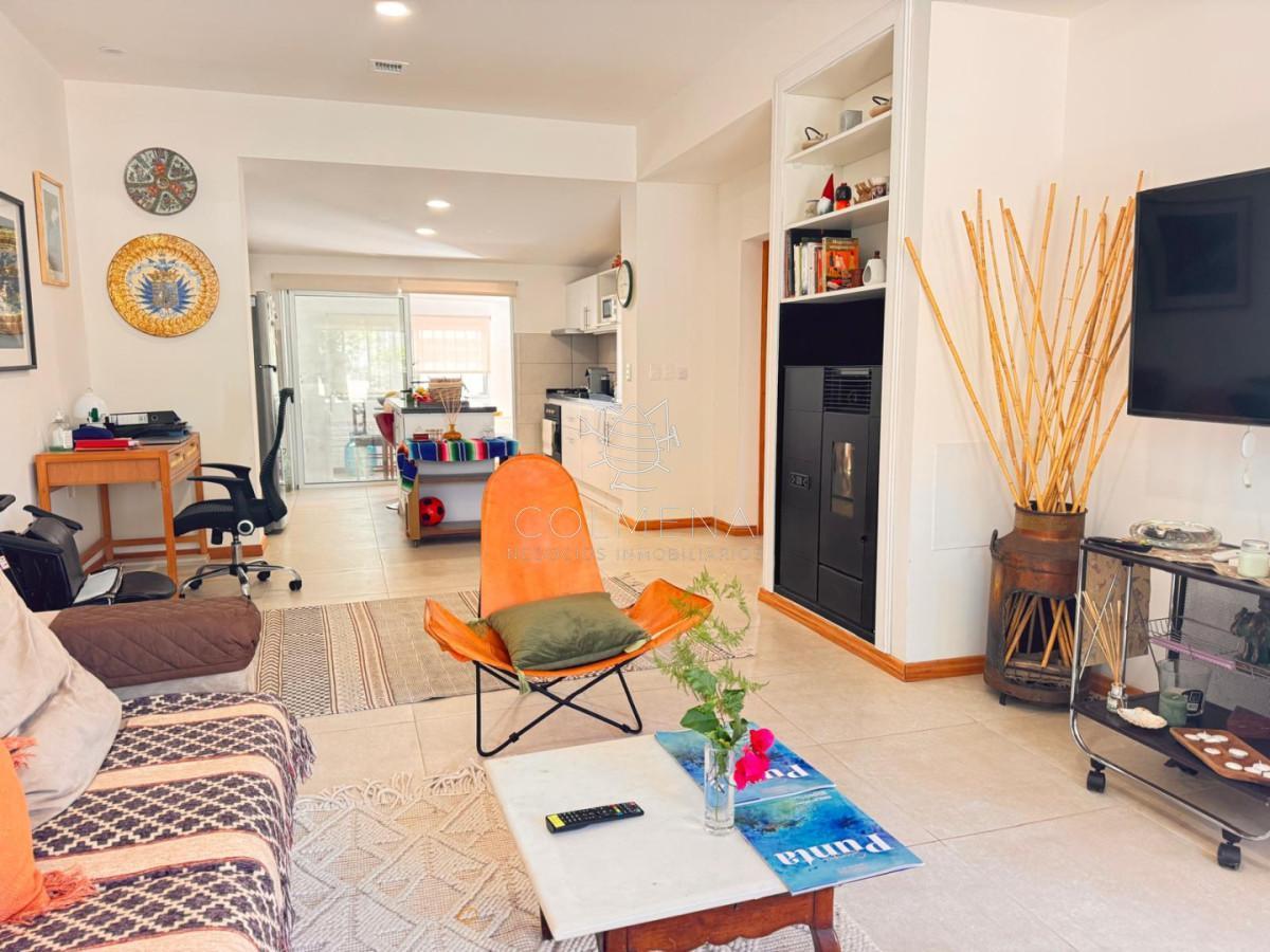 EN VENTA! Espectacular casa reciclada a nueva, con dos apartamentos independientes al fondo. IDEAL P