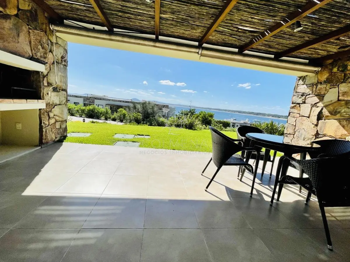 Venta y alquiler temporario de apartamento de un dormitorio con parrillero en exclusivo complejo de 2